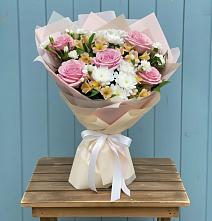 Букет цветов из:  Гвоздики, Орхидеи и Розы в Калачеевском