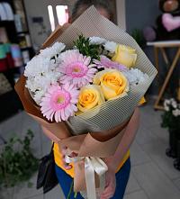 Букет цветов из:  Герберы, Розы и Хризантемы в Калачеевском