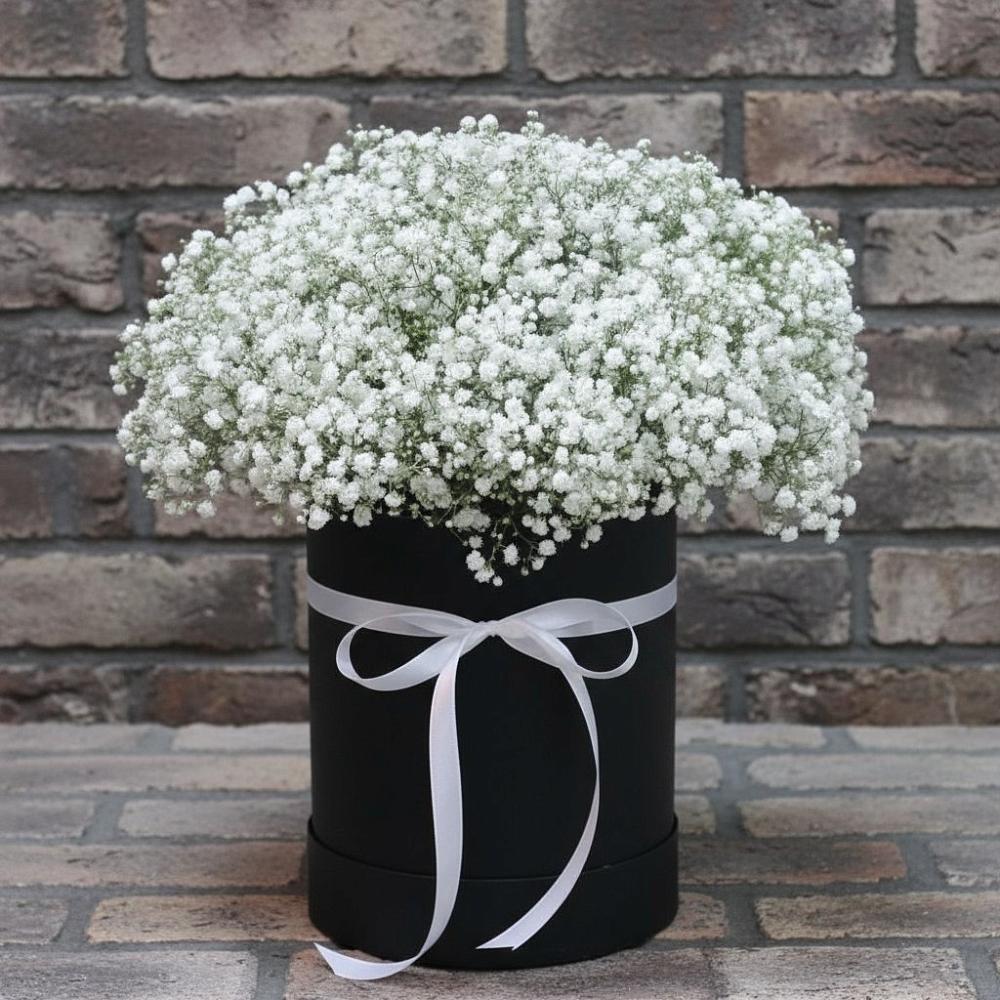 Цветочная композиция из Гипсофила в шляпной коробке в Калачеевском