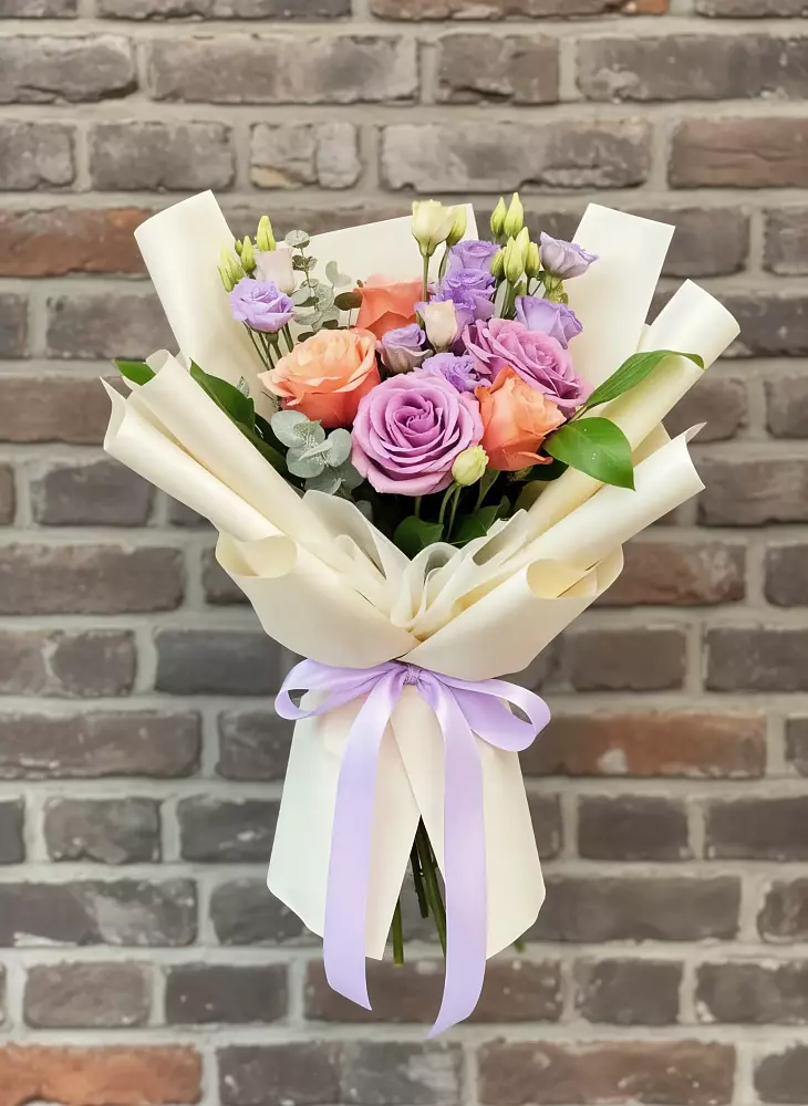 Букет цветов из: Лизиантусы и Розы в Калачеевском