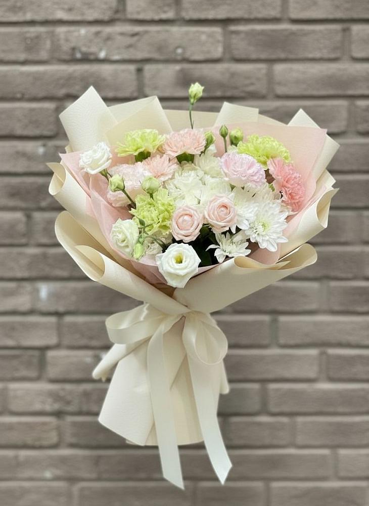 Букет цветов из: Гвоздики, Розы, Лизиантусы и Хризантемы в Калачеевском