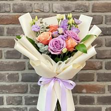 Букет цветов из:  Лизиантусы и Розы в Калачеевском