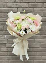 Букет цветов из:  Гвоздики, Розы, Лизиантусы и Хризантемы в Калачеевском