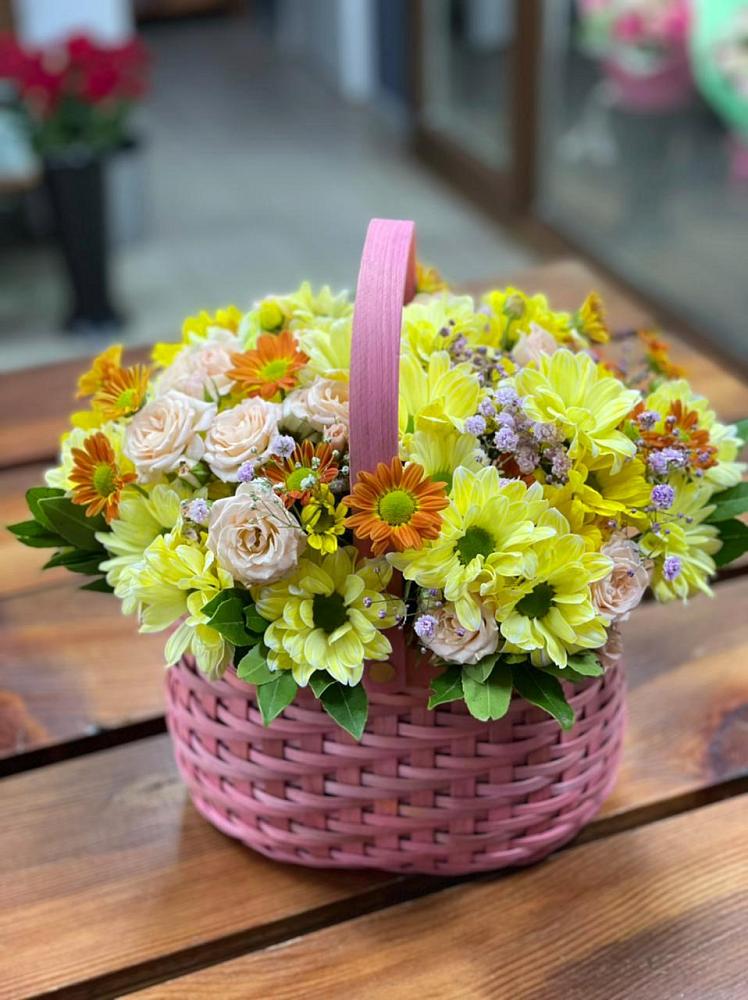Цветочная композиция из Хризантемы и Розы в корзине в Калачеевском