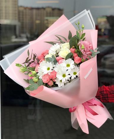 Букет цветов из: Розы, Лизиантусы и Хризантемы в Калачеевском