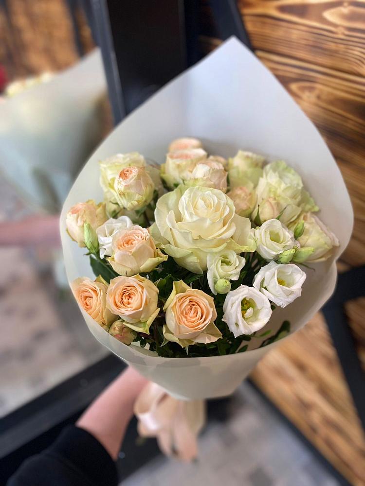 Букет цветов из: Розы и Лизиантусы в Калачеевском